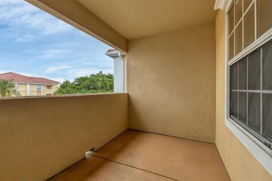 Building Photo - 1010 Villagio Cir