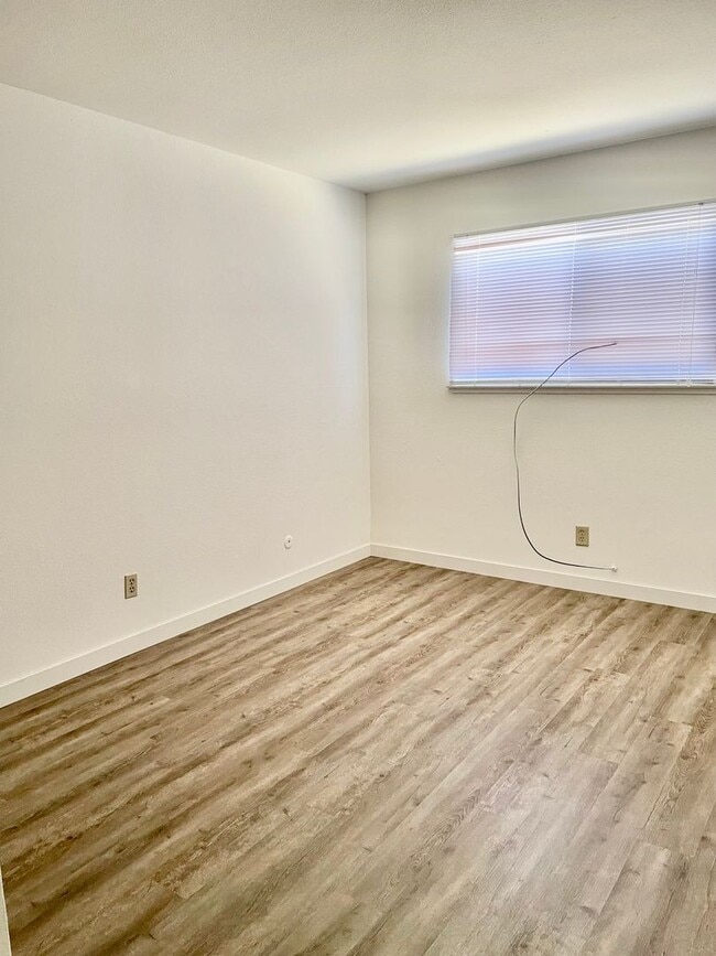 Building Photo - MONTOYA8907-8909