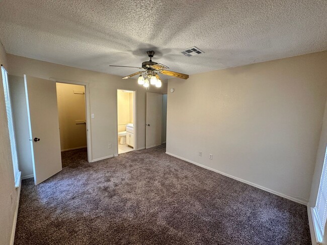 Building Photo - 3-bed 1.5-bath Rental Home Available in No...