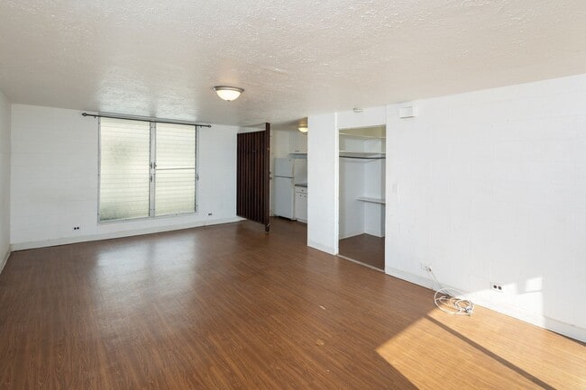 Building Photo - Available now! Prime location Studio with Parking!
