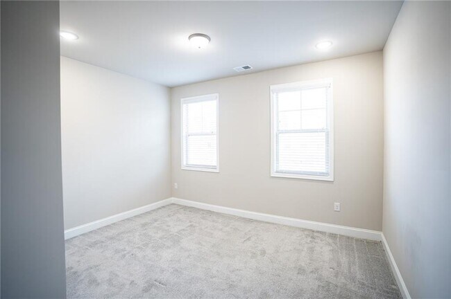 Building Photo - 2215 Manor Pointe Dr