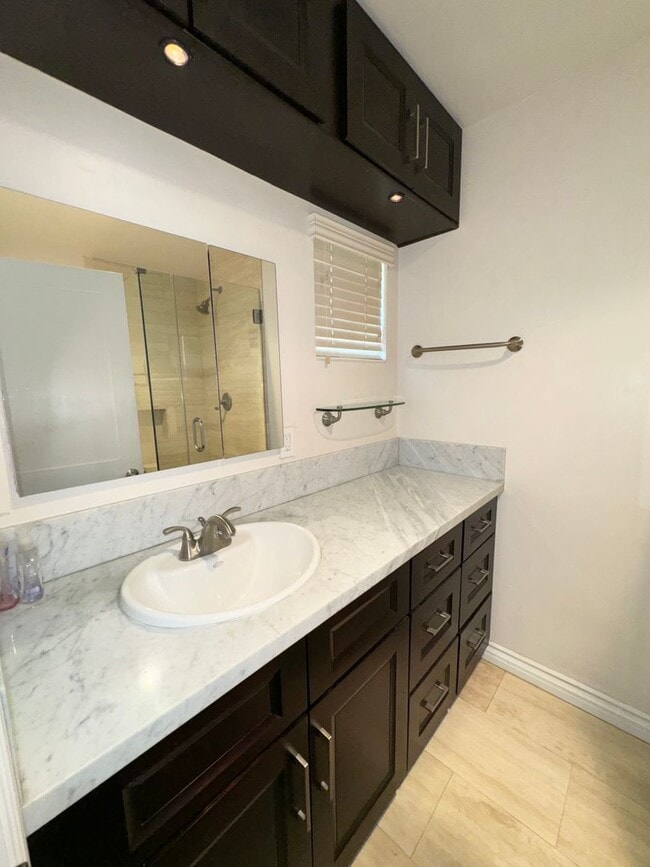 Building Photo - Beautifully Updated 3 Bedroom, 2 bath Rola...
