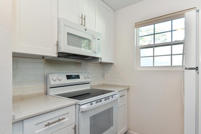 Building Photo - 2046 Gardenbrook Ln