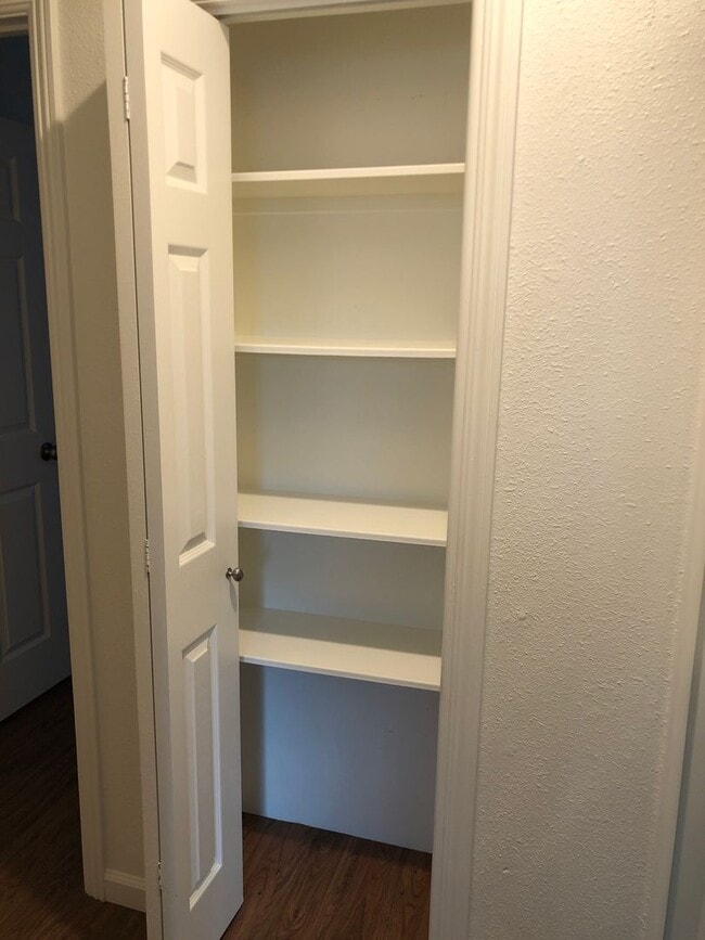 Building Photo - Cozy 1 bedroom ground floor apartment