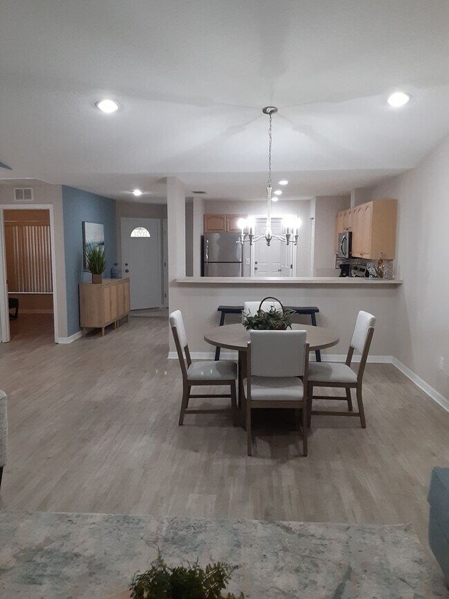 Building Photo - Stunning Short Term Rental!