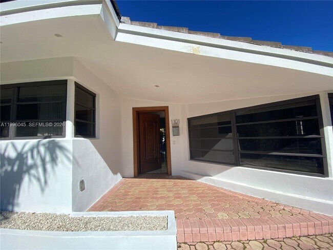 Building Photo - 1101 Bay Dr