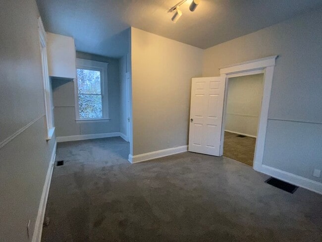 Building Photo - CENTRALLY LOCATED 6 BEDROOM 2 BATH OVER 2200 SQ FT!