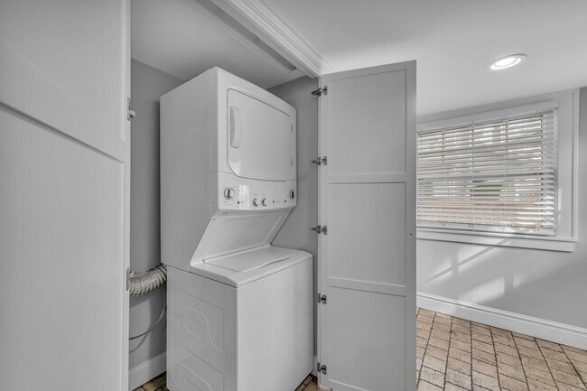 Building Photo - Gorgeous East Crestwood Home