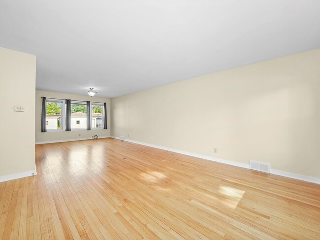 Building Photo - 7754 S Yates Blvd