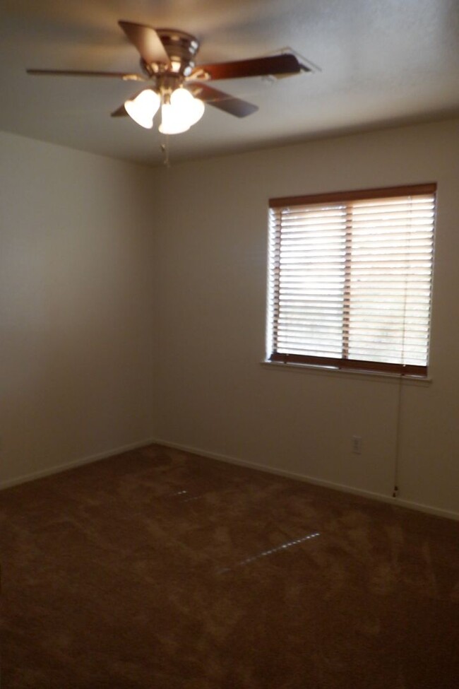 Building Photo - Two Bedroom Upstairs Condo Located in Hend...