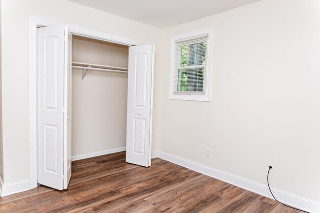 Building Photo - New Listing!