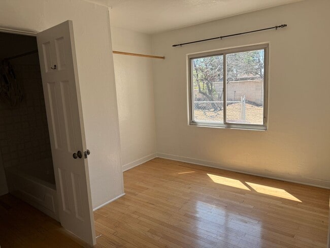 Building Photo - 3 Br, 2 Bath, comes with kitchen appliance...