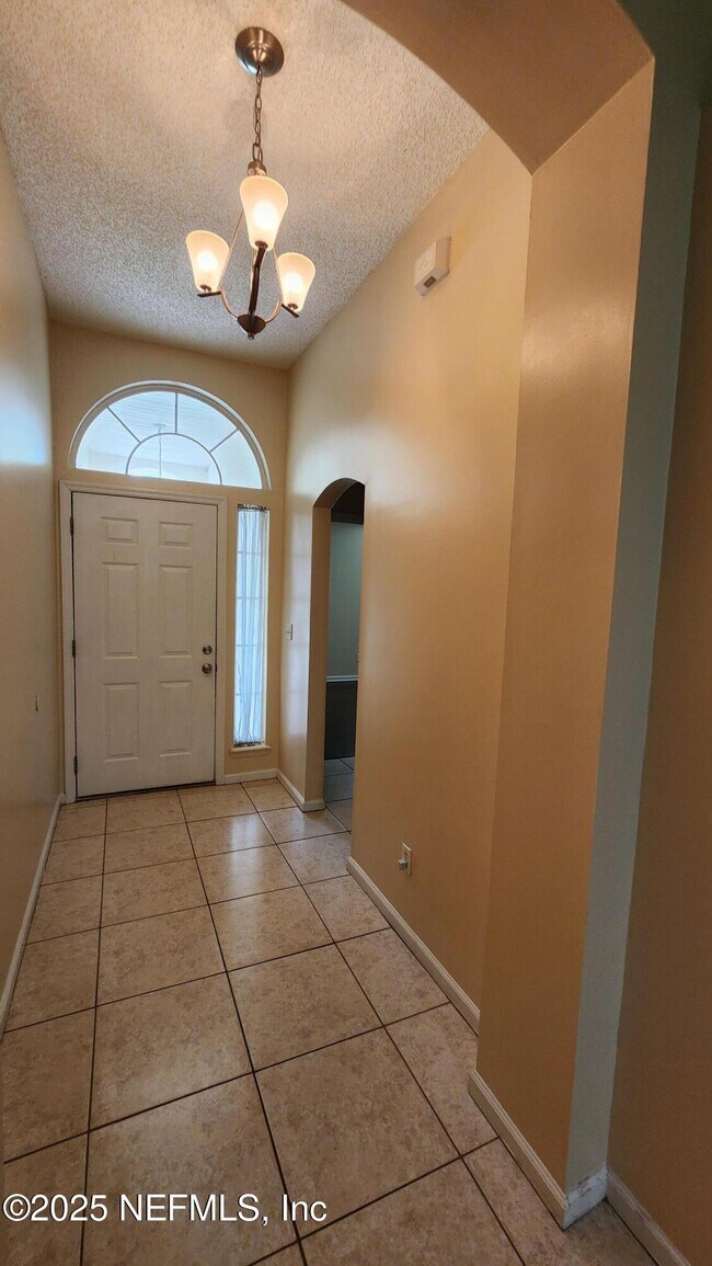 Building Photo - 256 Southlake Dr