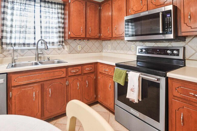 Building Photo - Pet Friendly Three Bedroom!