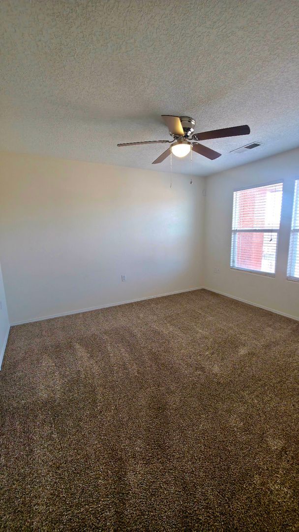 Building Photo - 3 bedroom 2.5 bathroom Townhome