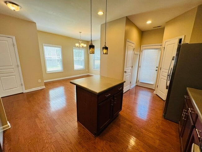 Building Photo - Gorgeous 3 Bedroom Townhome - Ready and Available