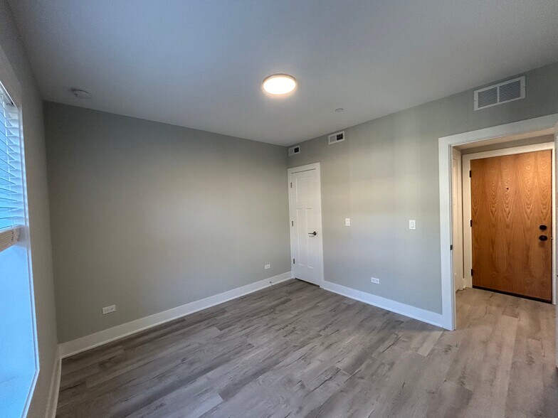 Building Photo - 1131 Oak Ave