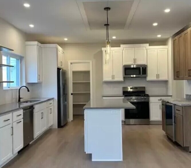 Building Photo - 62 Soundview Ave