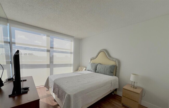 Building Photo - 1000 W Island Blvd