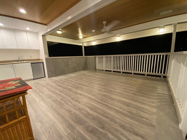 Patio facing Kahala and Diamond Head - 3716 Claudine St