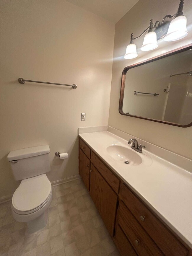 Building Photo - "Charming 3-Bed, 2-Bath Retreat in Strasburg - 1232 Sq Ft of Comfort!"