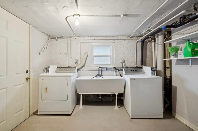 Building Photo - 2614 W Lunt Ave