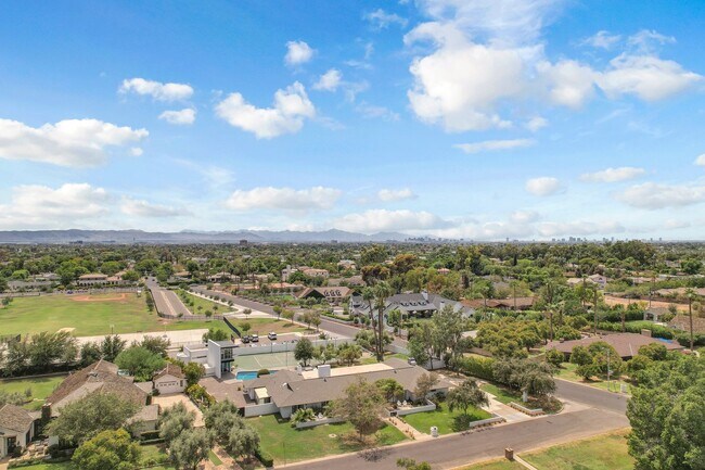 Building Photo - Mid-century modern home in Arcadia with pr...