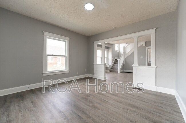 Building Photo - 1035 N Parker Ave
