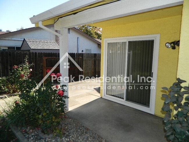 Building Photo - Very Nice 3 bd/2ba Elk Grove Home with 2 C...