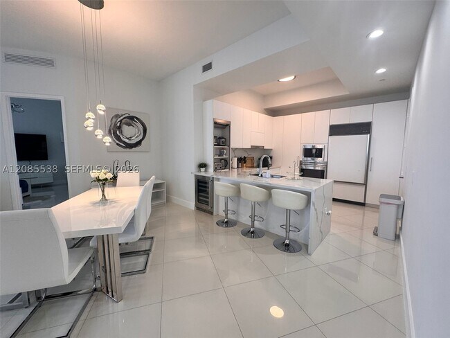 Building Photo - 15901 Collins Ave