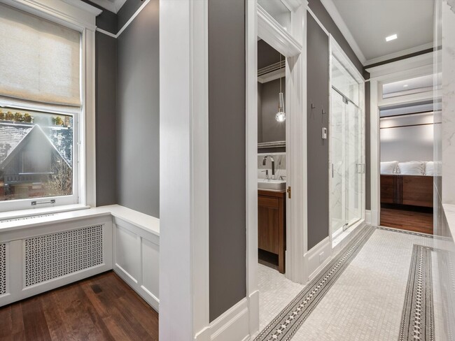 Building Photo - 1210 N Astor St