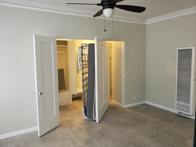 Building Photo - 723 E 3rd St