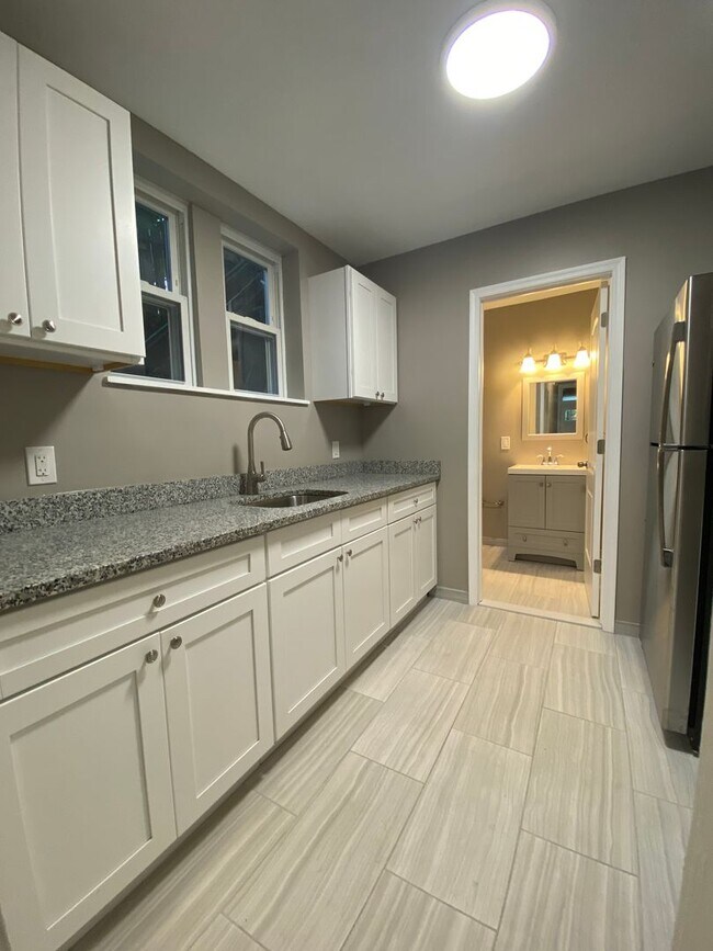 Building Photo - Remodeled one bedroom apartment