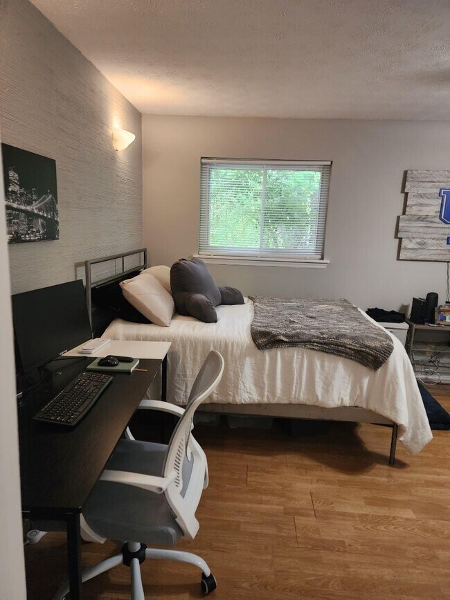 Building Photo - 562 Woodland Ave