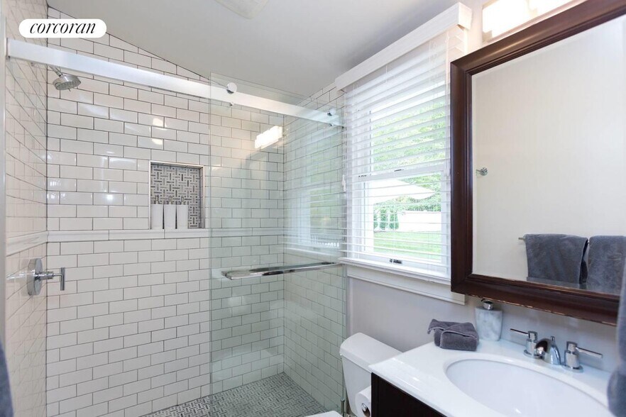 Building Photo - 348 Division St