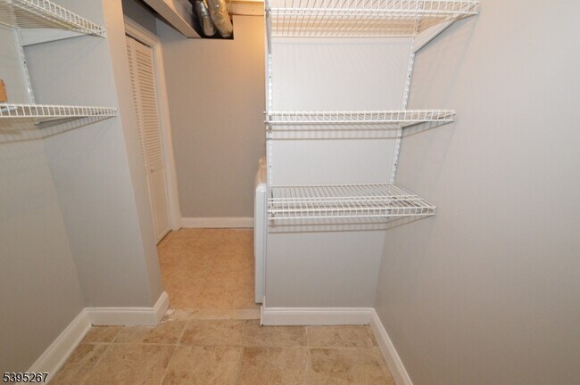 Building Photo - 139 Forest St