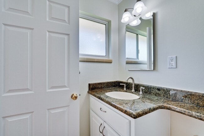 Building Photo - Charming & Refreshed Well-Maintained 4 Bed...