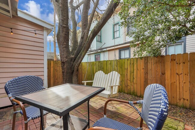 Building Photo - 307 W Waldburg Ln