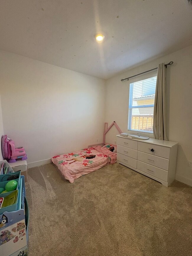 Building Photo - Gorgeous 4 Bedroom Home in Quiet Hollister...