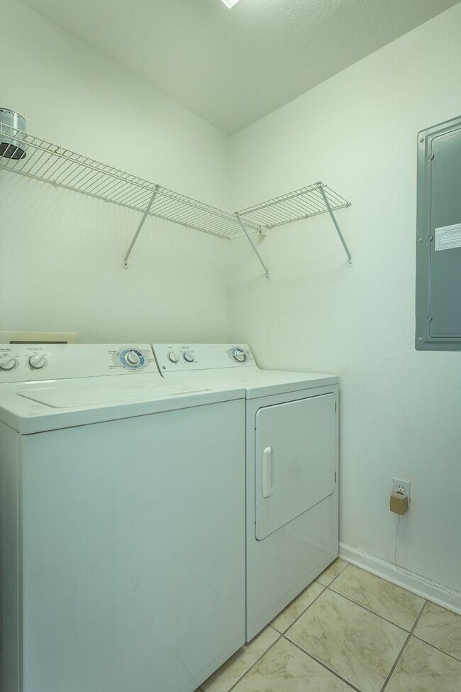 Building Photo - 3 Bedroom 3 Bath Townhouse