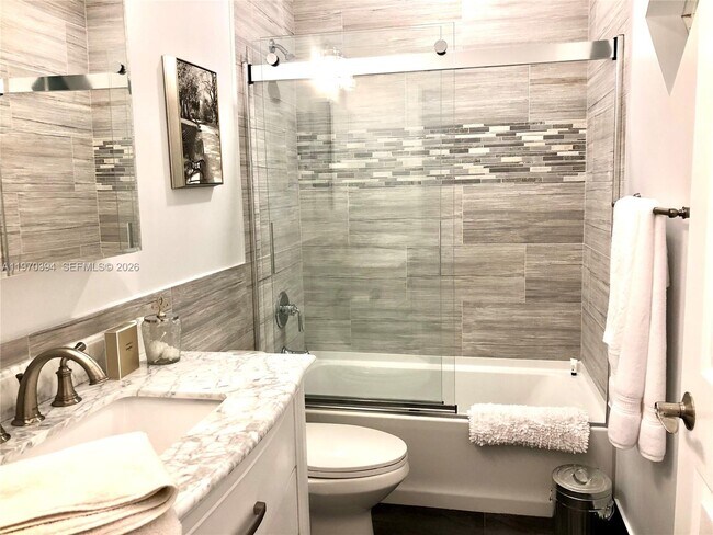 Building Photo - 621 NE 8th Ave