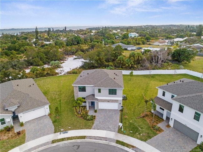 Building Photo - 2048 NE Ocean Dunes Dr