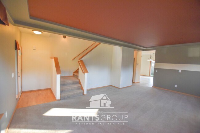 Building Photo - Spacious home in a fantastic neighborhood