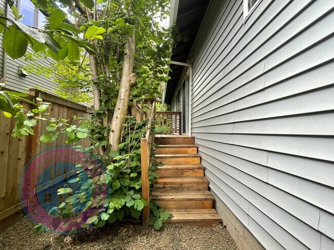 Building Photo - LAKE OSWEGO, FIRST ADDITION  / SINGLE LEVE...