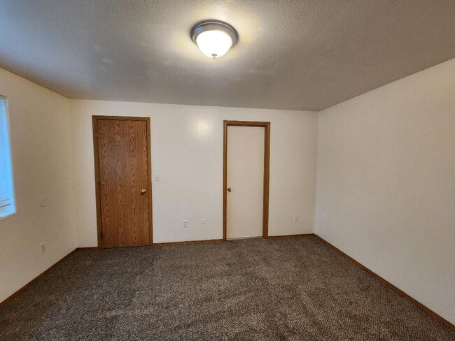 Building Photo - 3 Bdrm/2 Bath Single Level