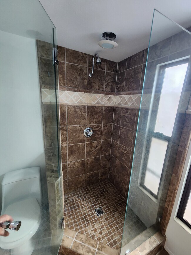 Building Photo - 702 N Paulina Ave