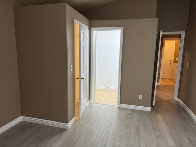 Building Photo - 2 Bedroom FAST MOVE IN!