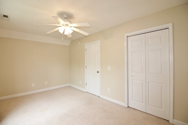 Building Photo - Great 3 bed + bonus house in Aberdeen