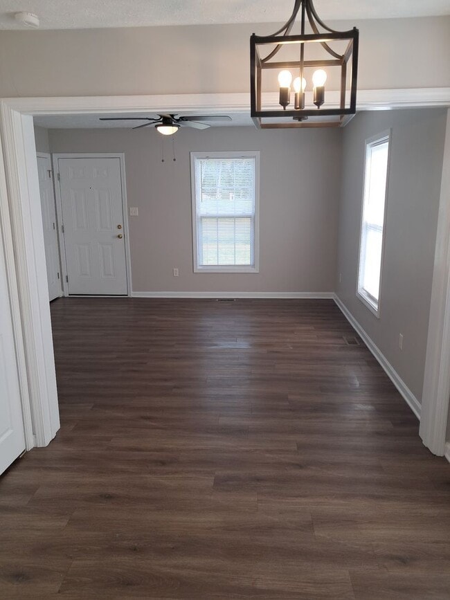 Building Photo - 2 Bedroom and 1 Bathroom Duplex