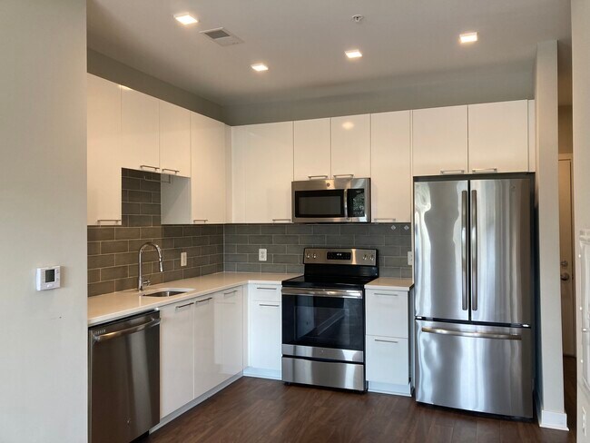 Gourmet kitchen with stainless steel appliances - 989 S Buchanan St